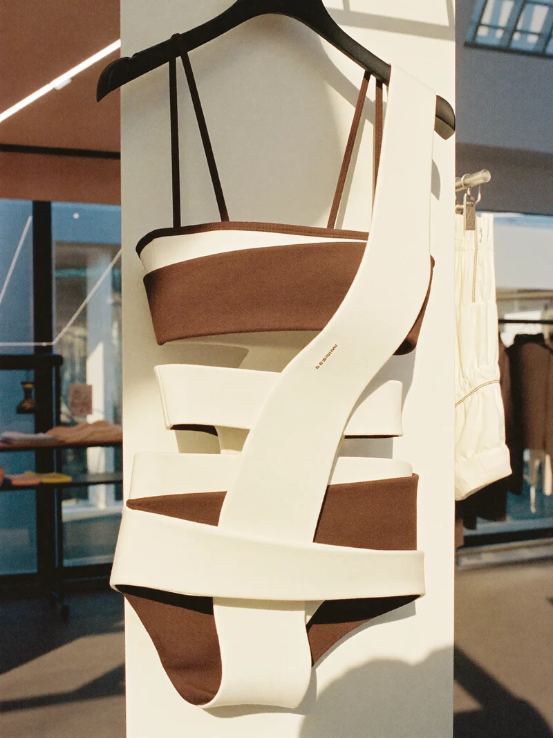 Illustration: architektonischer Wickelbadeanzug in Uni-Farben als Designstudie
